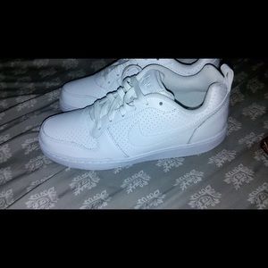 White nike sneakers 👟!!